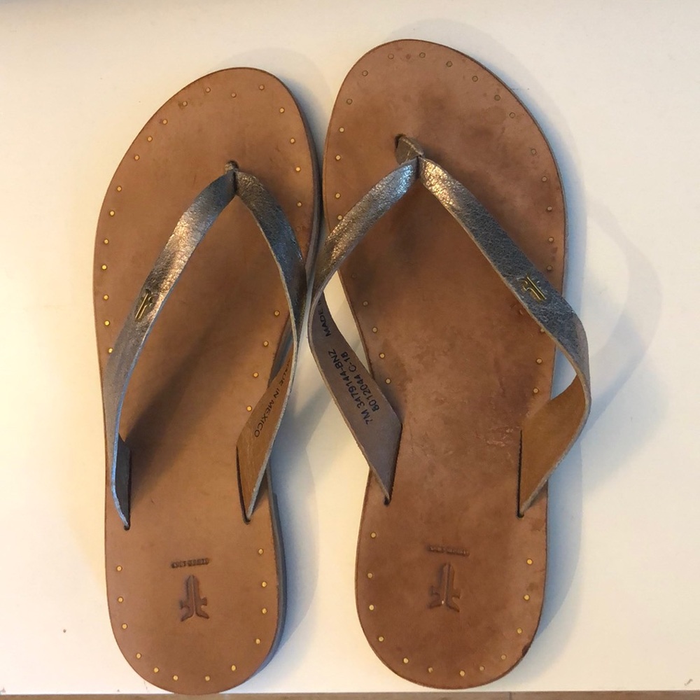 Frye Ally Logo Flip Flop - Metallic Strap 7M